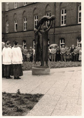 Skulptureinweihung im Jahre 1964