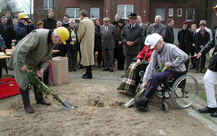 Den ersten Spatenstich für das neue St. Josefs-Haus setzte Wilhelm Goroncy (l.) und ein Bewohner am 20. März 2002 im Beisein vieler Albersloher.