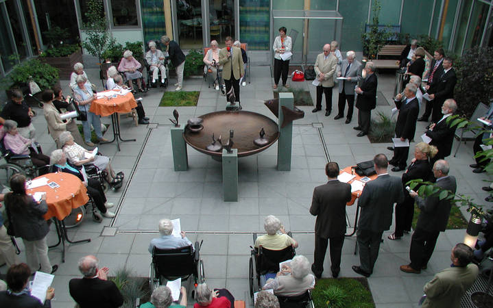 Am 8. Juli 2004 wurde im Innengarten des St. Josefs-Hauses der von Künstler Paul Tönnißen gestaltete Brunnen eingeweiht.