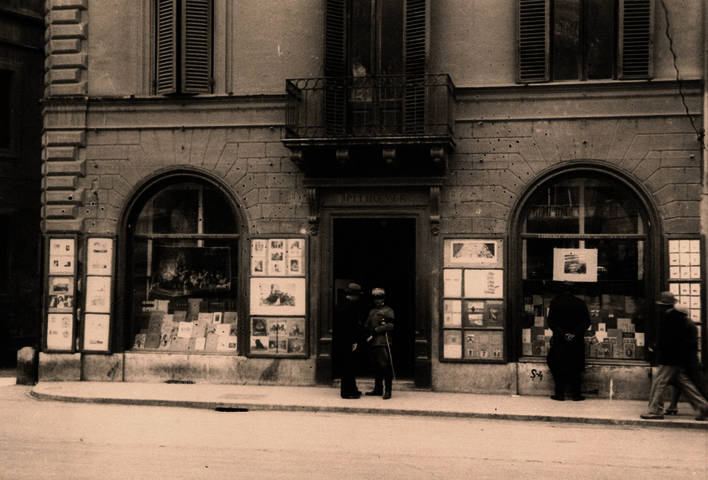 Am Spanischen Platz gründete Josef Spithöver 1845 die erste deutsche Buchhandlung in Rom, die bald zu einem Treffpunkt für Künstler und deutsche Romreisende wurde.