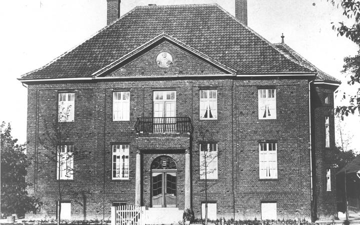 Das St. Josephs-Hospital am Teckelschlaut wurde 1921 bis 1923 errichtet. 1977 wurde es umgewidmet zum Altenpflegeheim St. Josefs-Haus und 2003 durch einen Neubau ersetzt.