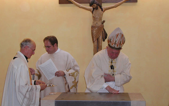 Zur feierlichen Eröffnung am 15. Oktober 2003 nahm Weihbischof Friedrich Ostermann (r.) auch die Altarweihe in der Kapelle vor. Mit im Bild: Pastor Fritz Hesselmann (l.) und Pastor Wilhelm Buddenkotte.