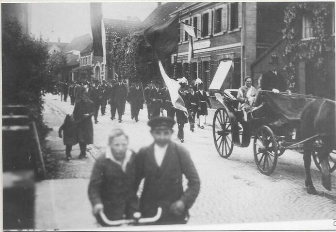 Marsch des Schützenzuges zur Vogelstange in Telges Busch über die Bahnhofstrasse Ende der 20 er Jahre.