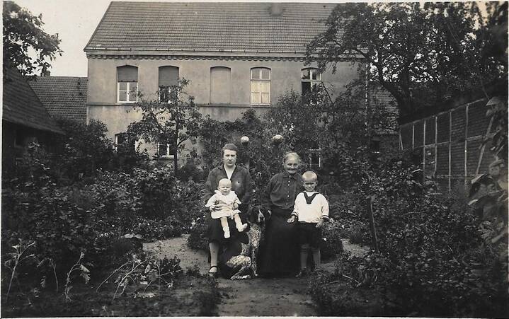 Familie Heinrichs im Garten hinter dem Kolonialwarengeschäft.