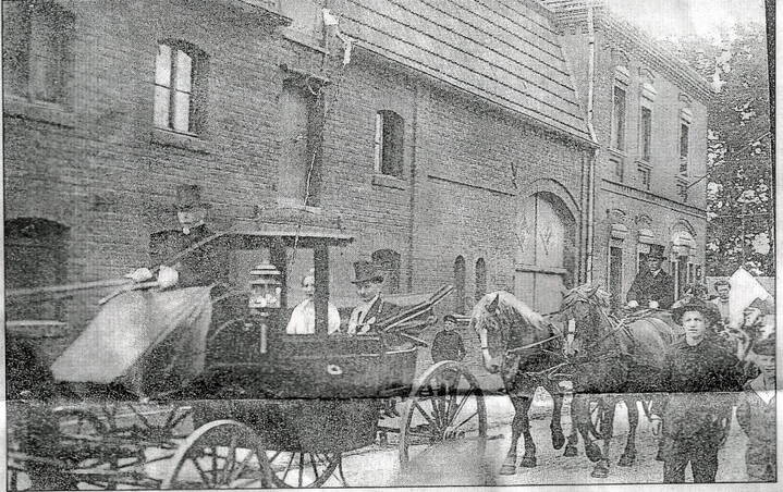 Schützenfest 1927: König Bernhard Steffen fährt am Gasthof Geschermann vorbei, der damals ein ganz anderes Gesicht hatte.