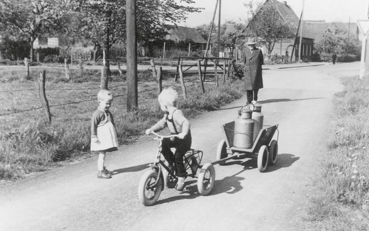 Mai 1959. Auf dem Dreirad fährt Winfried Rosery.