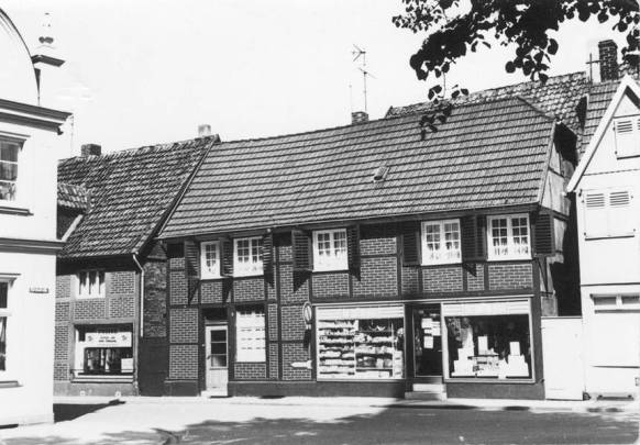 Schuhmachermeister Möllers vor dem Gebäude
